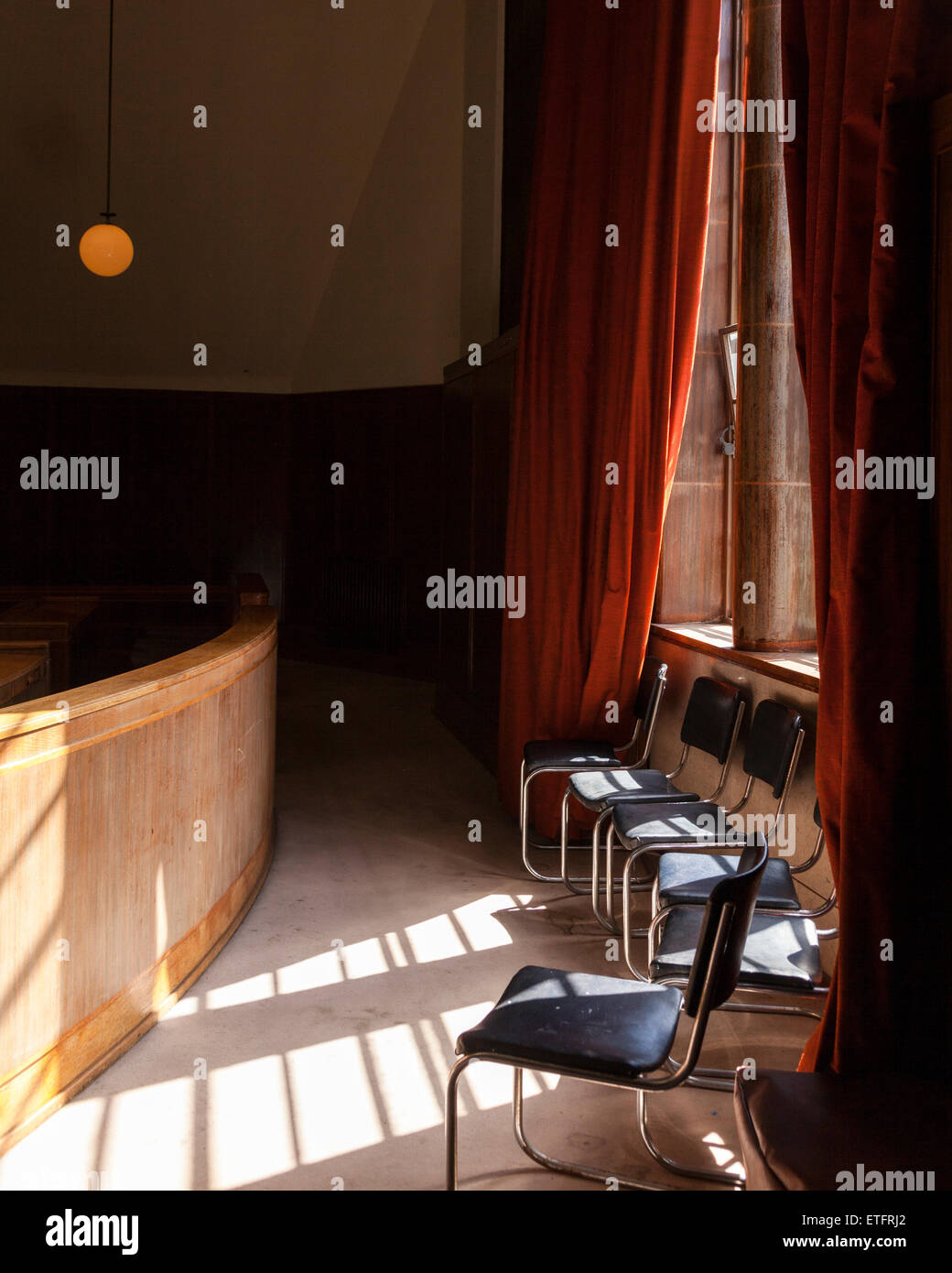 La luce attraverso la finestra in camera di consiglio a Hornsey Town Hall, Crouch End, London, Regno Unito Foto Stock