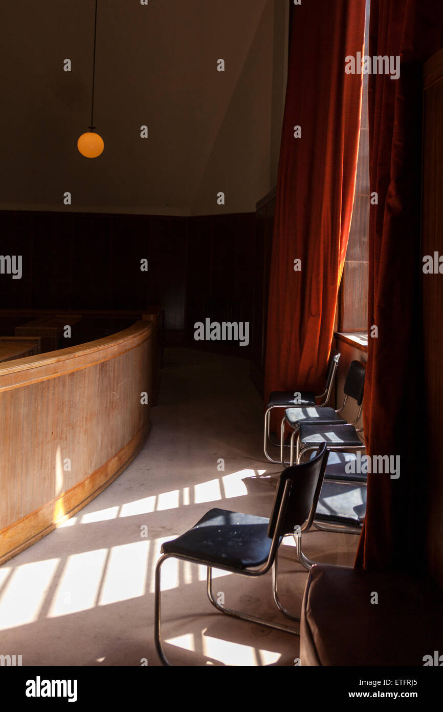 La luce attraverso la finestra in camera di consiglio a Hornsey Town Hall, Crouch End, London, Regno Unito Foto Stock