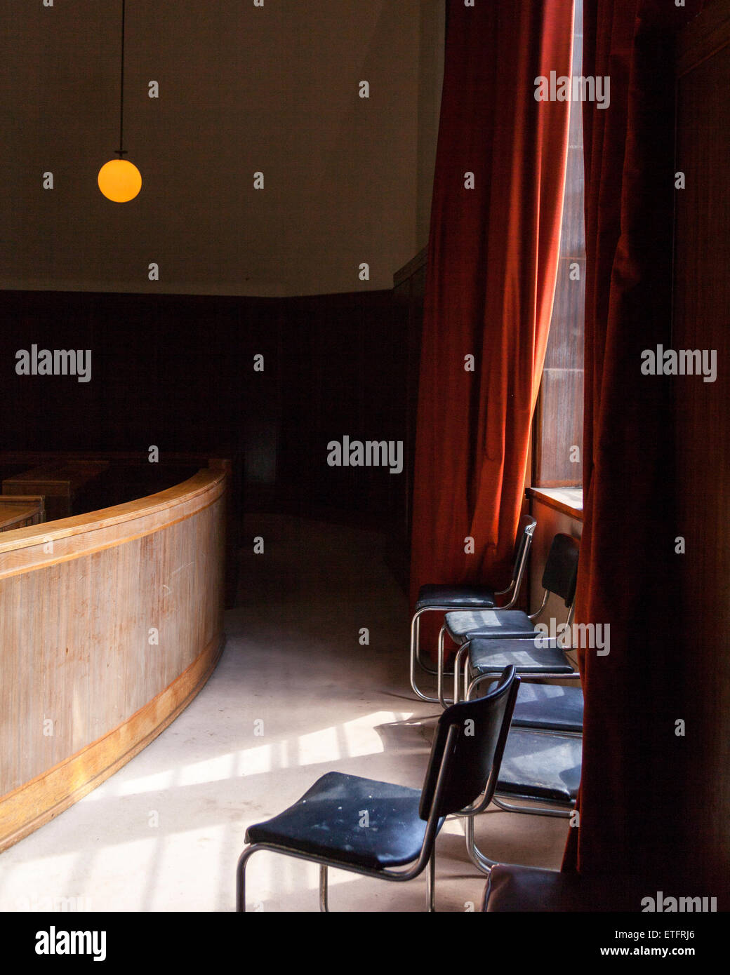 La luce attraverso la finestra in camera di consiglio a Hornsey Town Hall, Crouch End, London, Regno Unito Foto Stock