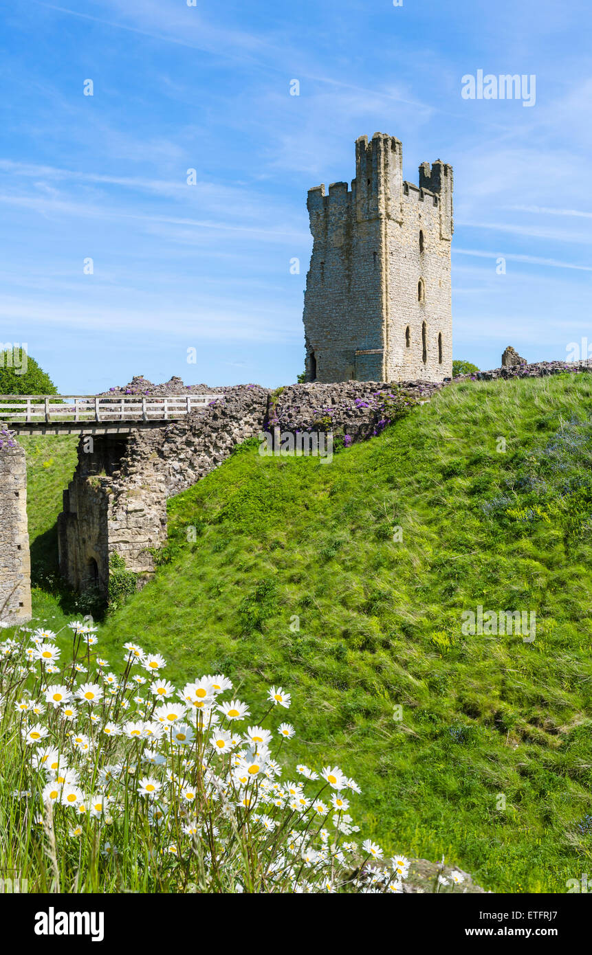 I ruderi della torre est nel Castello di Helmsley, Helmsley, North Yorkshire, Inghilterra, Regno Unito Foto Stock