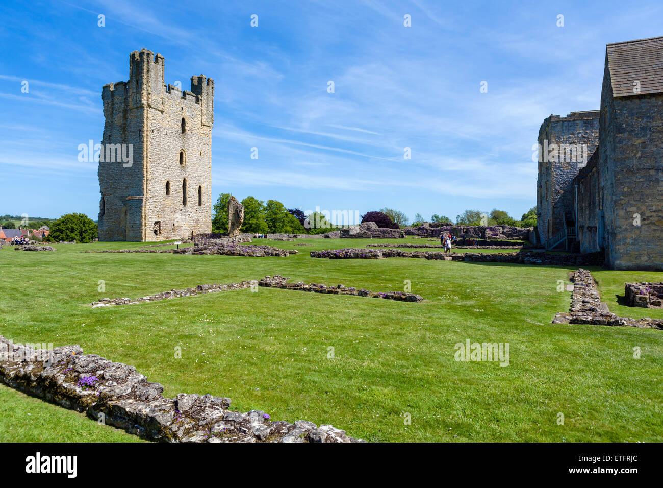 Le rovine del medievale castello di Helmsley, Helmsley, North Yorkshire, Inghilterra, Regno Unito Foto Stock