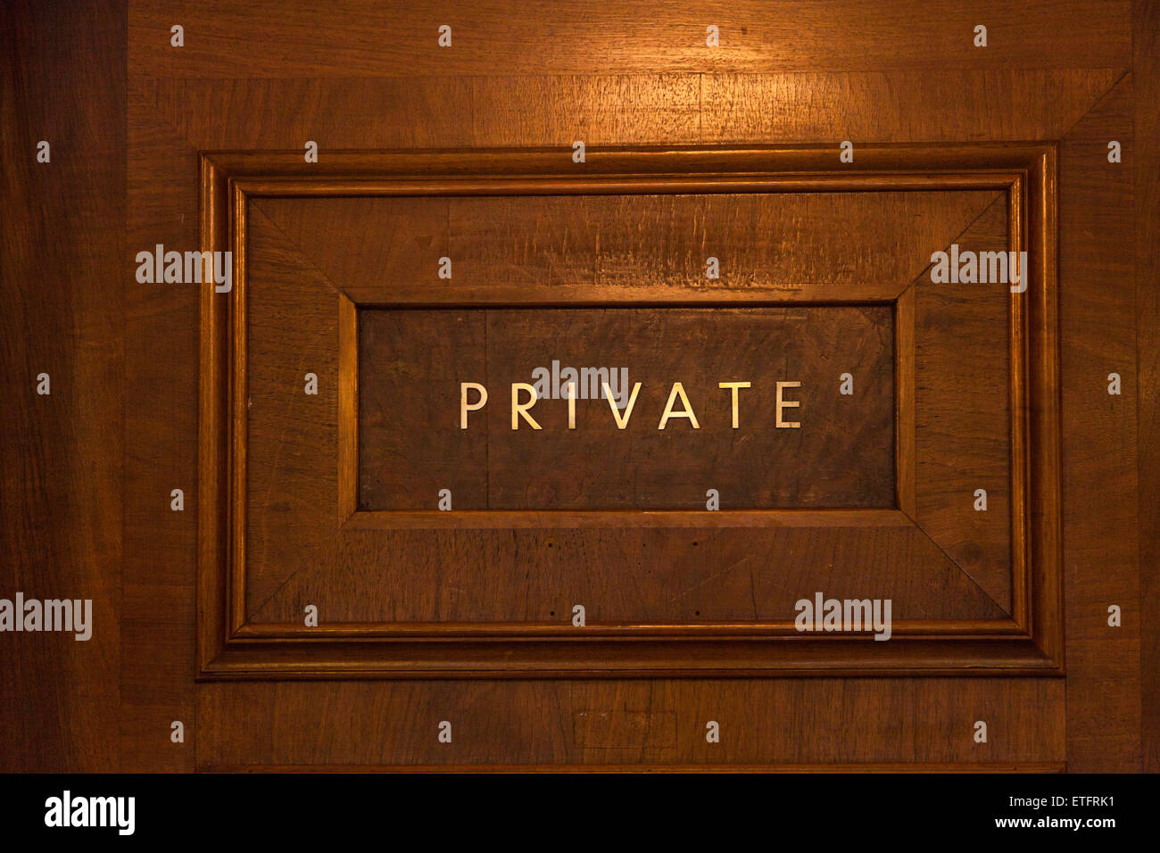 'Privato' segno su una porta in Hornsey Town Hall, Crouch End, London, Regno Unito Foto Stock