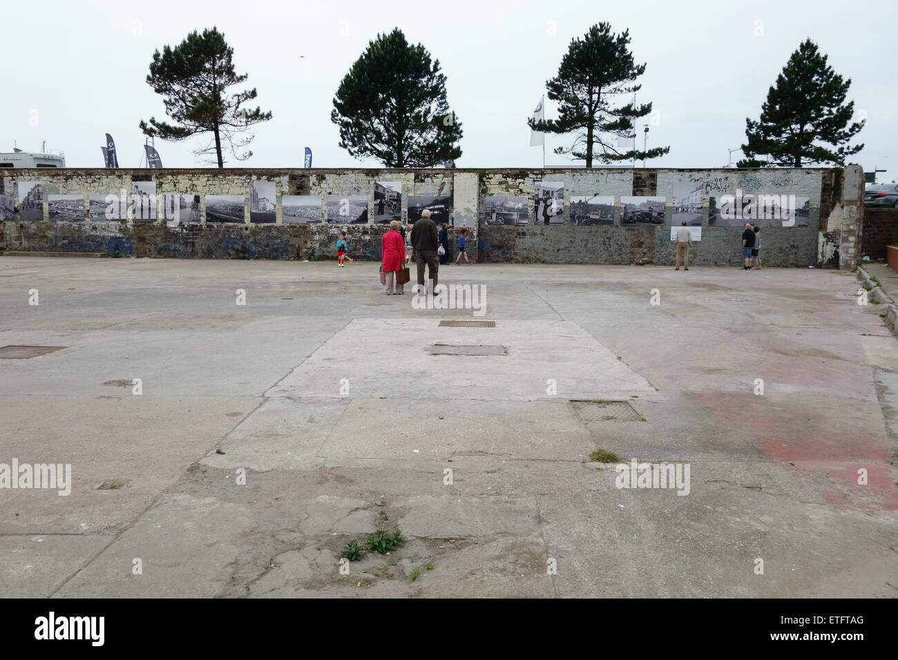 Le persone in cerca di immagini in bianco e nero di vecchi whitehaven sul sito della demolita stazione dei bus a whitehaven cumbria Foto Stock