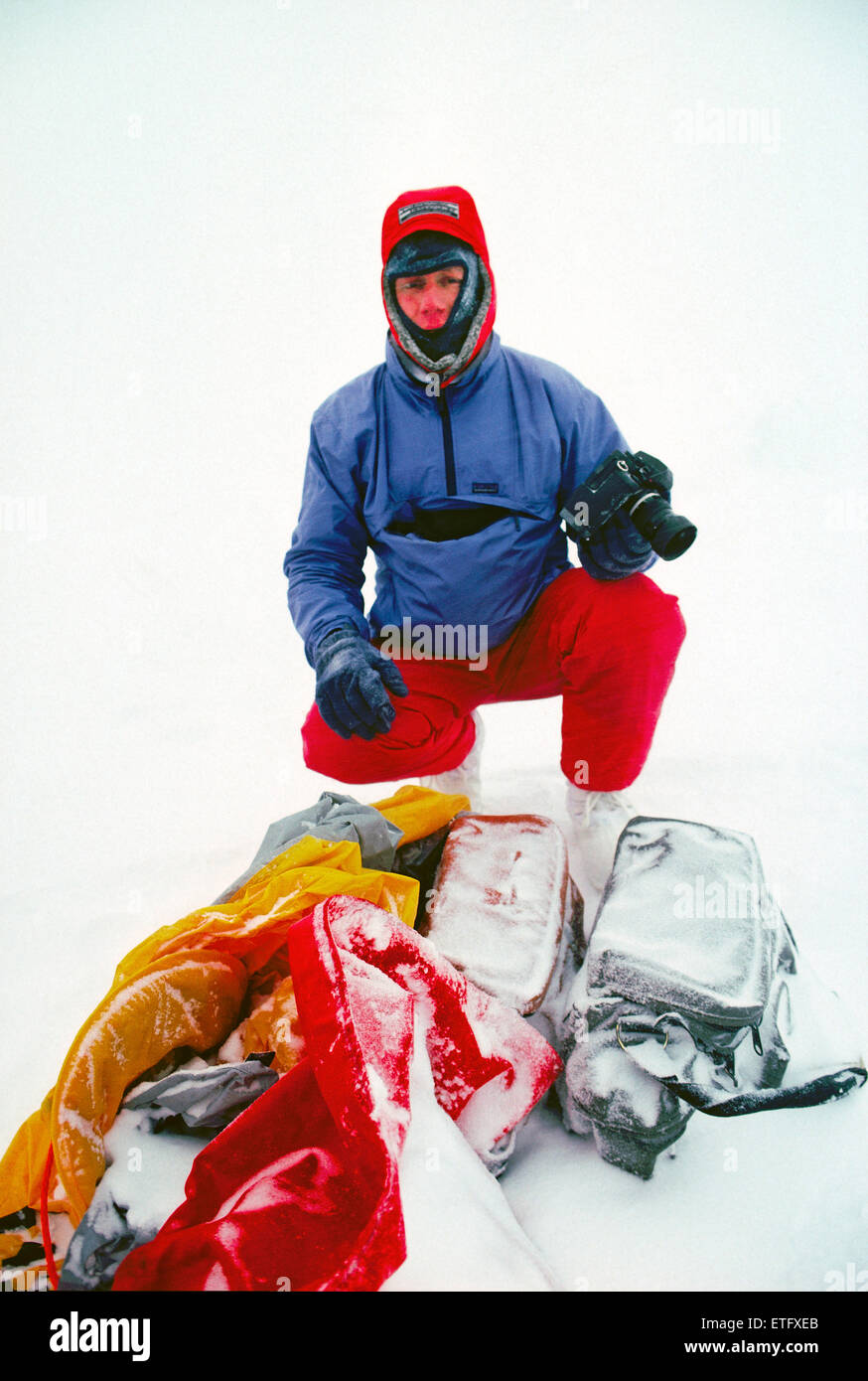 Fotografo professionista H. Mark Weidman sulla posizione in un inverno di Blizzard, nei pressi di Iqaluit, Isola Baffin, Nunavut, Canada Foto Stock