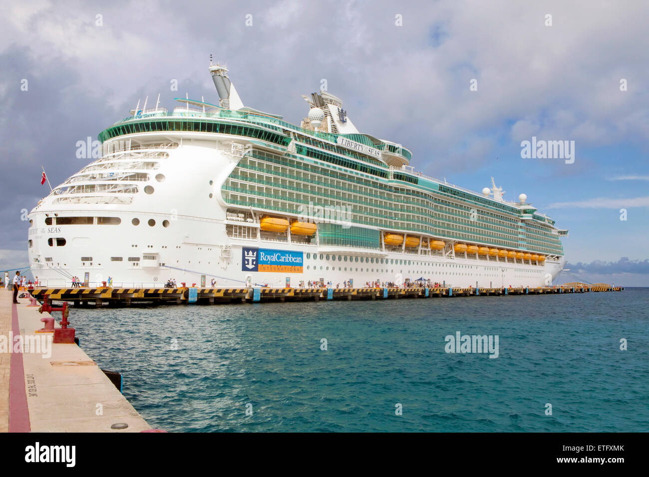 Ai passeggeri in vacanza di amministrazione e sbarcare la lussuosa nave da crociera la libertà dei mari in Cozumel, Messico. Foto Stock