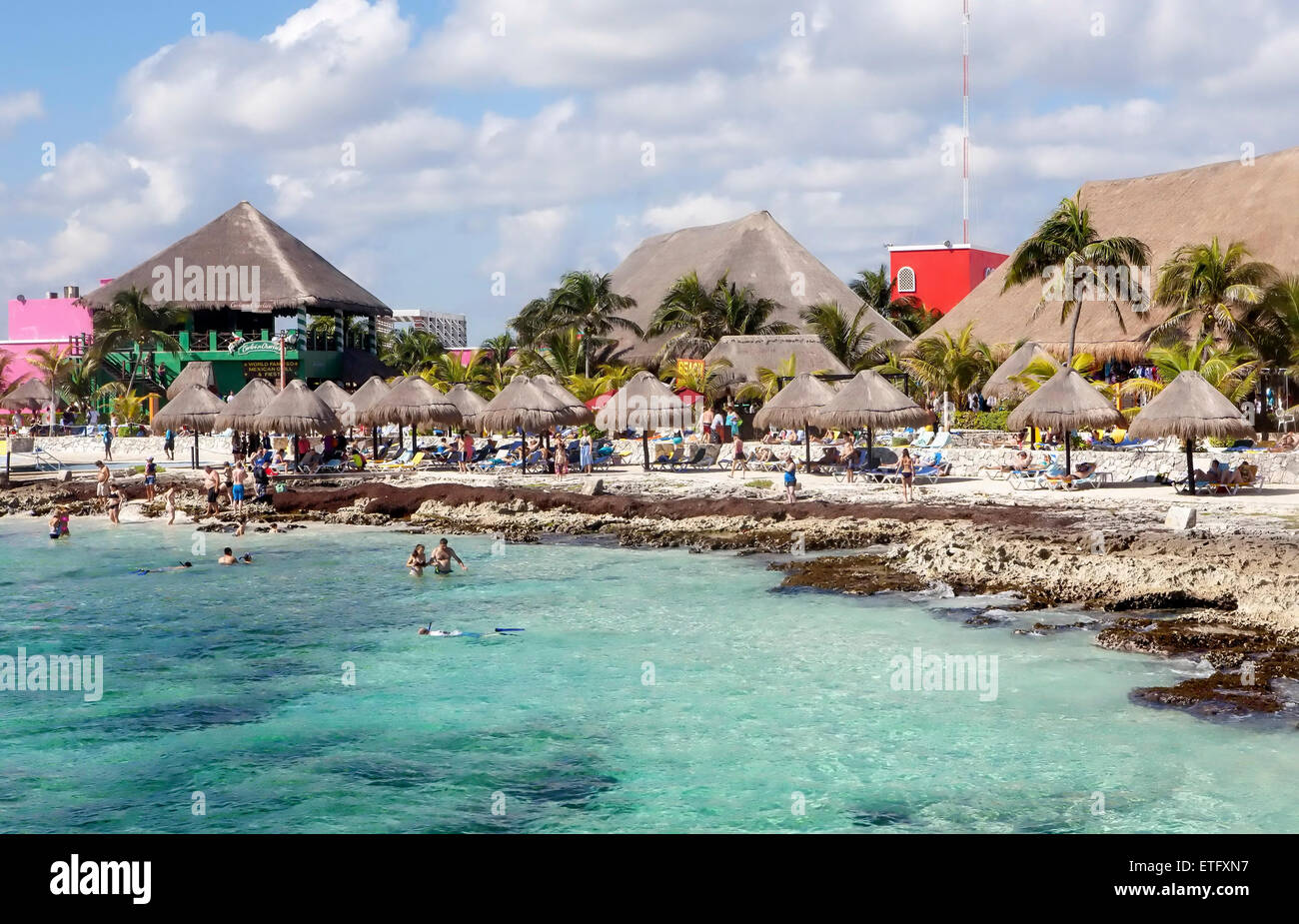 Lì i passeggeri di una lussuosa nave da crociera di godere di una bella giornata di nuoto e relax a Cozumel, Messico spiaggia. Foto Stock