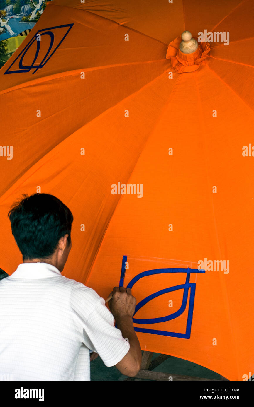 Asia. Thailandia Chiang Mai. Bo Sang village. Ombrelloni fabbricazione. Foto Stock Asia. Thailandia Chiang Mai. Bo Sang village. Ombrelloni fabbricazione. Foto Stock