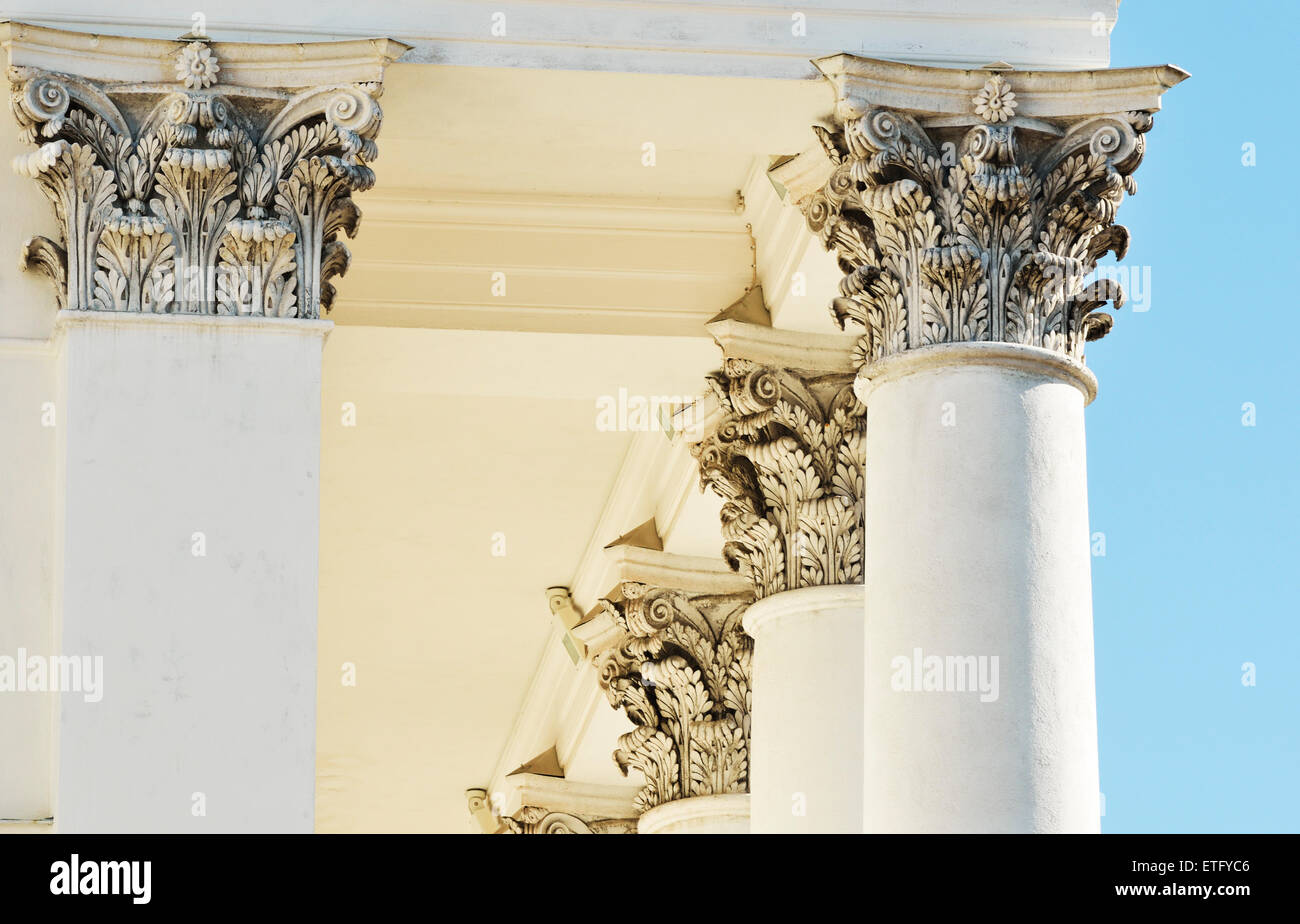 Architettura, colonne classiche contro il cielo blu, orizzontale Foto Stock