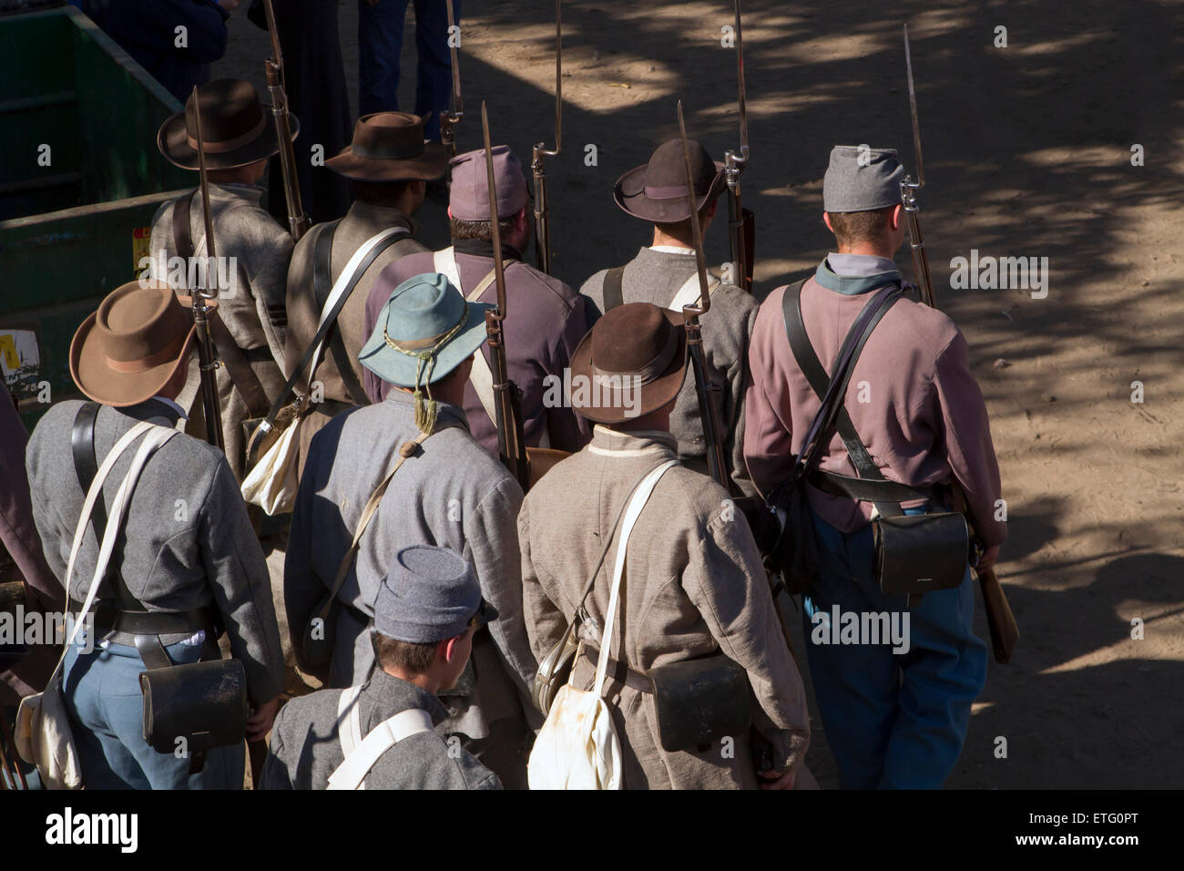 Soldato confederato reenactors marciando in formazione Foto Stock