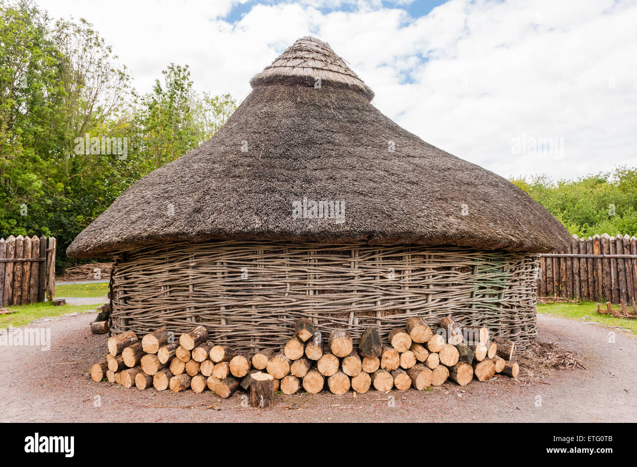 Una replica di ferro-età abitazione, realizzato da Willow, nocciolo e paglia Foto Stock