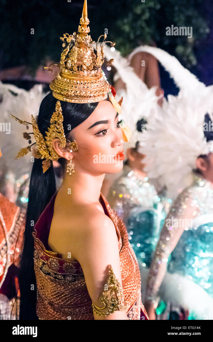 Asia. Thailandia Chiang Mai. Spettacolo per il compleanno del Re il 5 dicembre. Ballerino tradizionali. Foto Stock