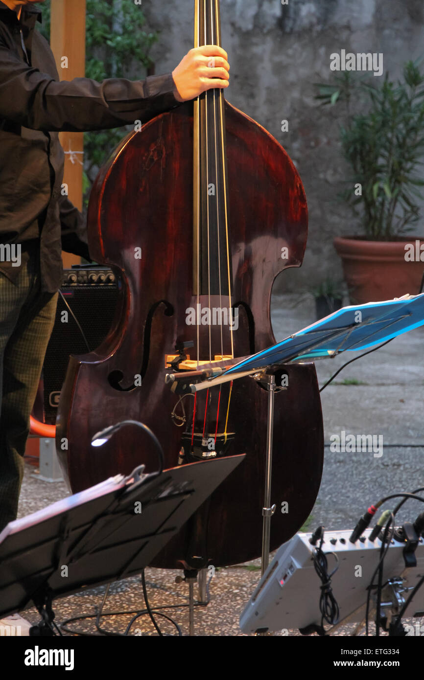 Un violoncellista a giocare il suo strumento in un concerto Foto Stock