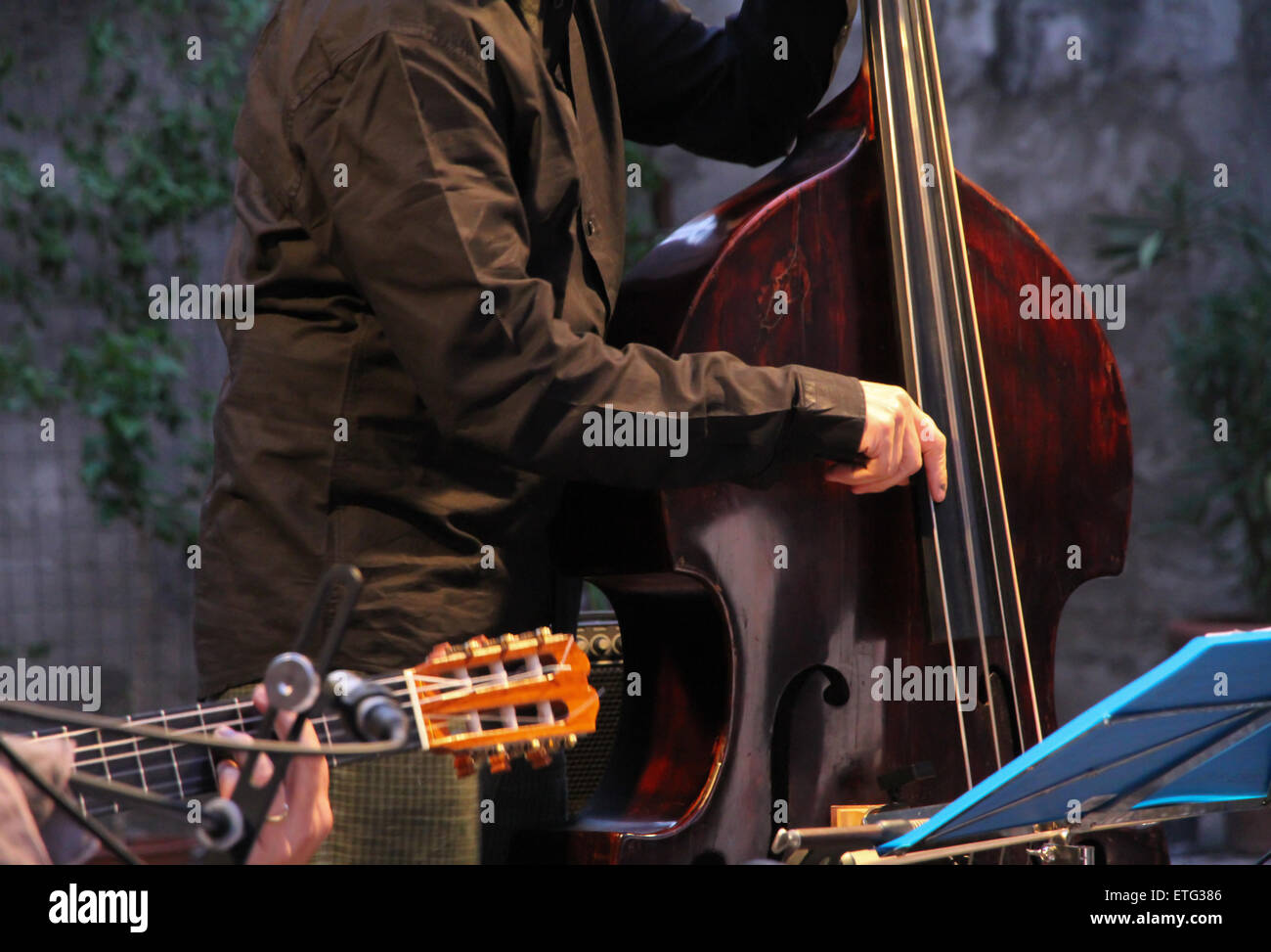 Un violoncellista a giocare il suo strumento in un concerto Foto Stock