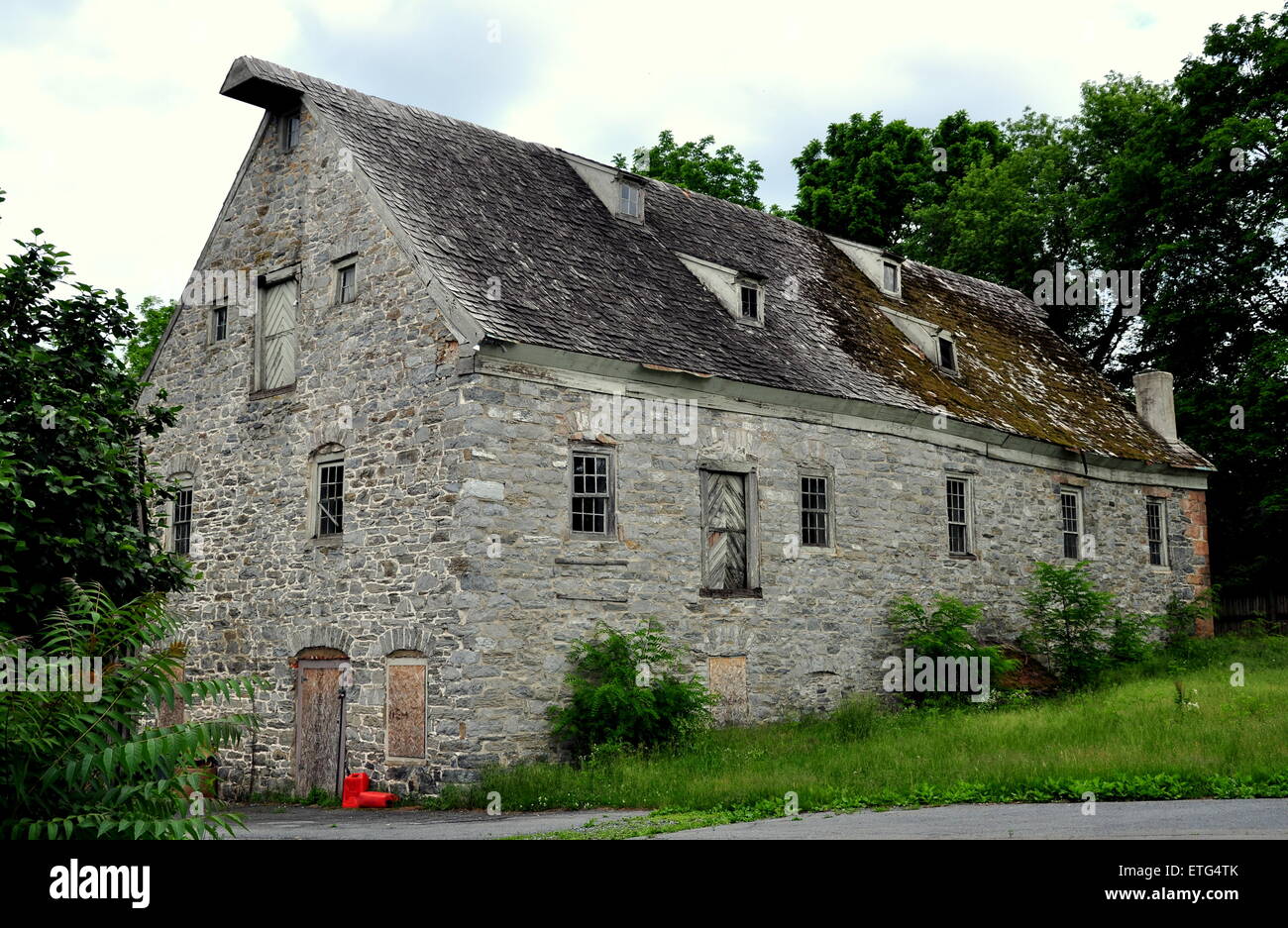 Lititz, Pennsylvania: tardo XVIII secolo vecchio mulino in pietra con tetto incastrata e piccoli abbaini su Market Street Foto Stock