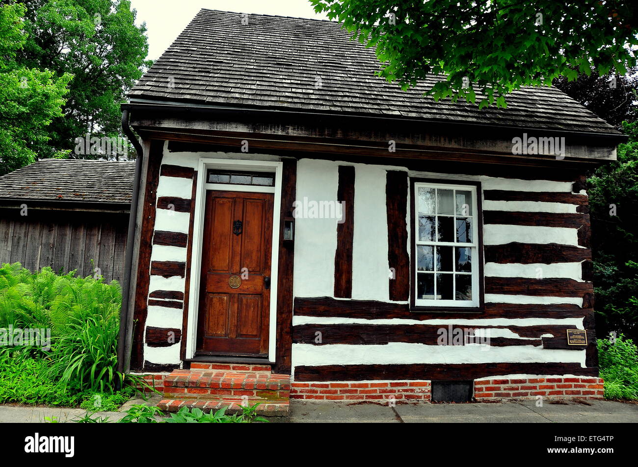 Lititz, Pennsylvania: un fachwerk a struttura mista in legno e muratura 18rh secolo cottage su Market Street * Foto Stock