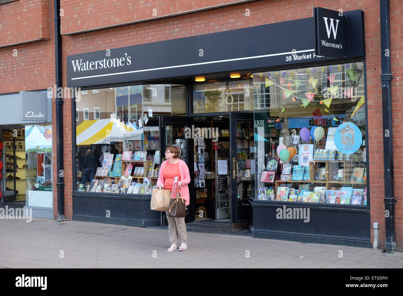 Donna in piedi fuori waterstones in loughborough Foto Stock