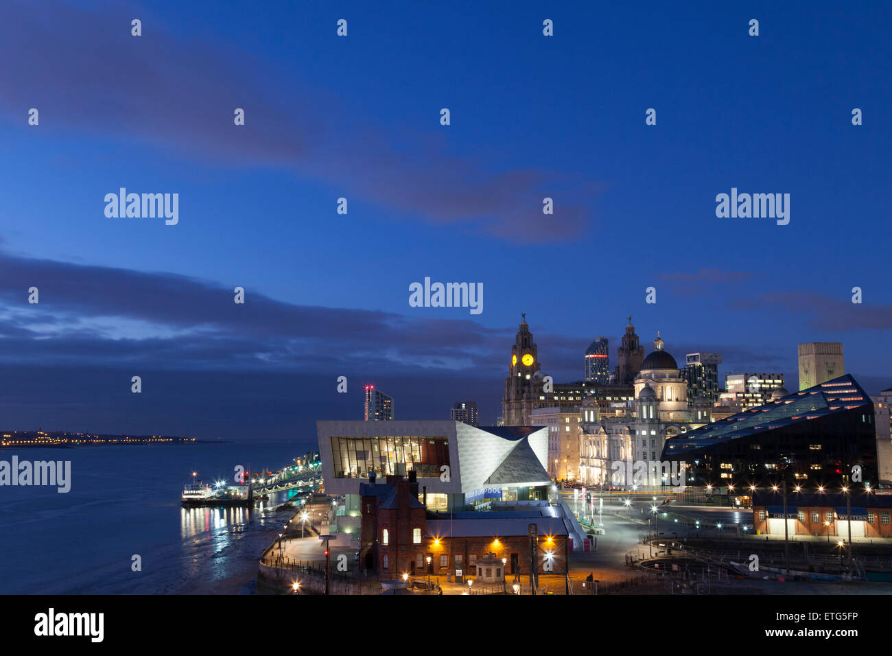 Liverpool Pier Head e il lungomare di notte. Il Mersey Ferry è attesa al Pier Head. Foto Stock