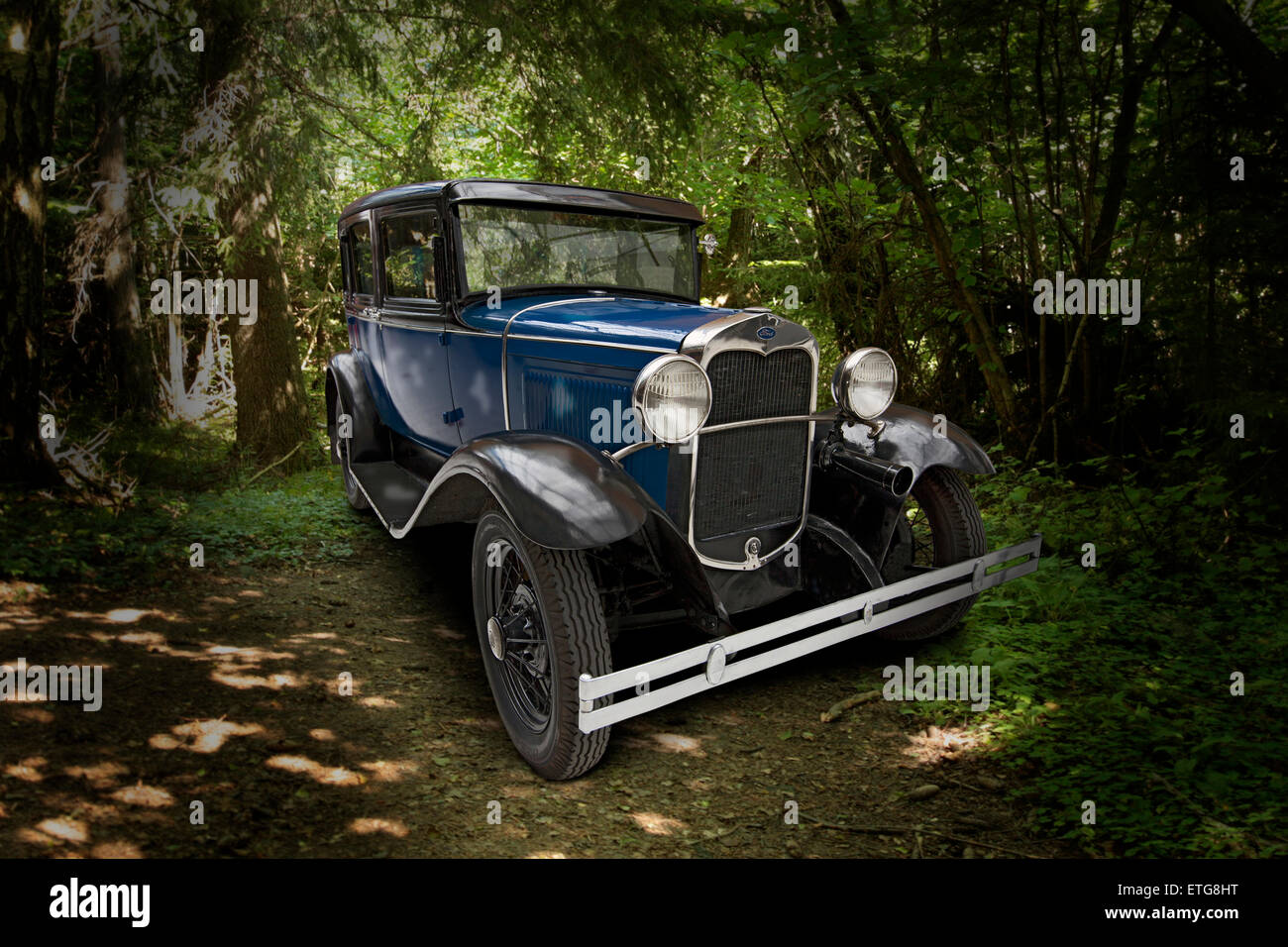 Ford Modello su un sentiero di bosco su un bel giorno di estate Foto Stock