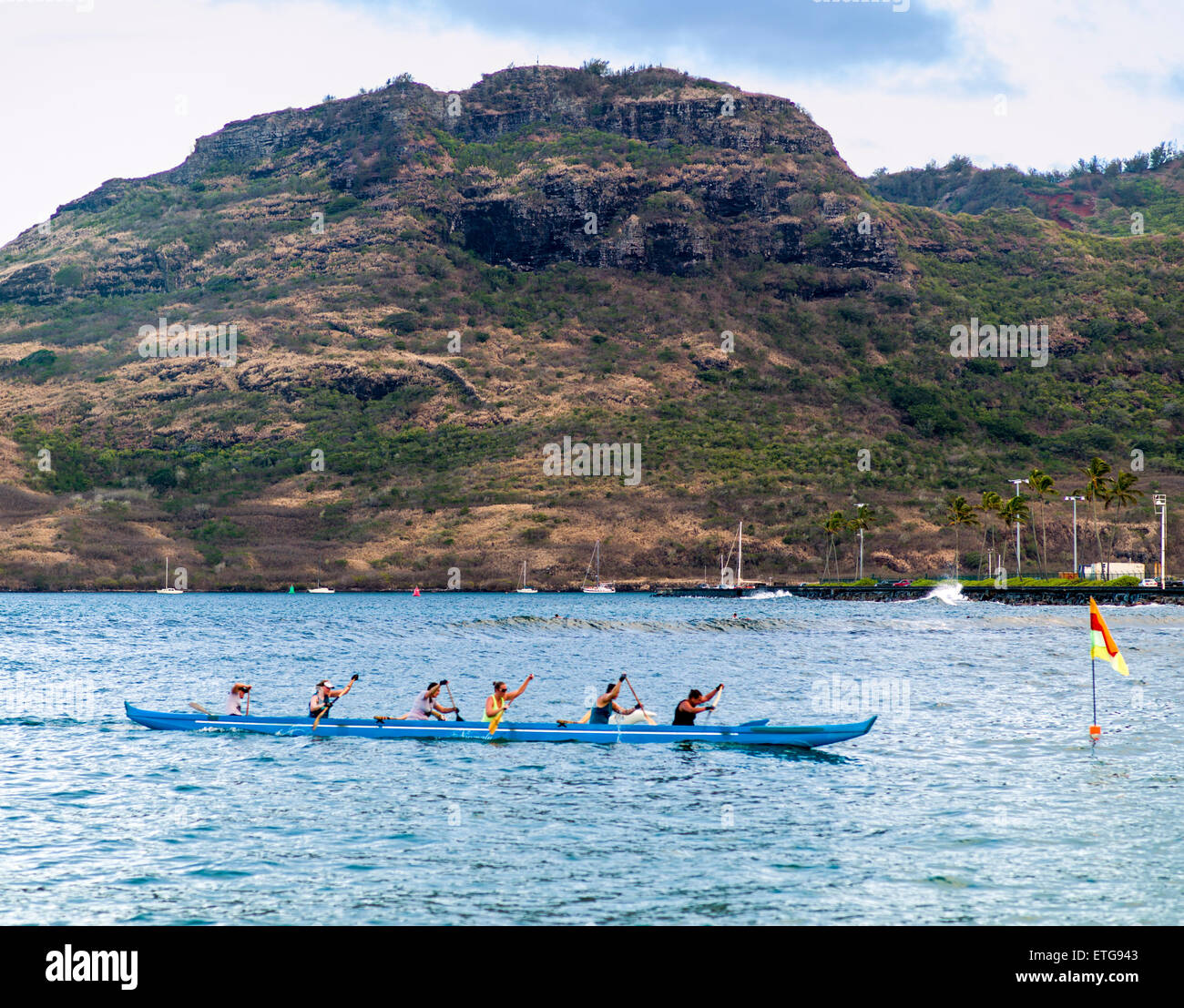Rematori nativa in canoa outrigger, Kalapaki Beach, Kaua'i, Hawai'i, STATI UNITI D'AMERICA Foto Stock