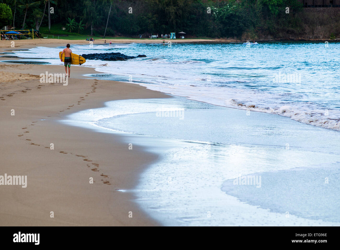 Surfer sulla spiaggia al tramonto, Kalapaki Beach, Kaua'i, Hawai'i, STATI UNITI D'AMERICA Foto Stock