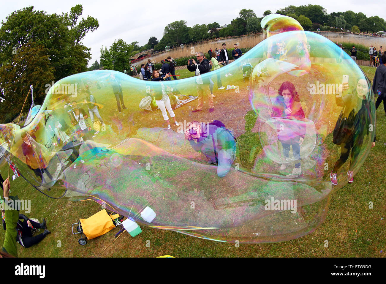 Londra, Regno Unito. 13 giugno 2015. La gente a soffiare bolle al LON-bubble-DON International dare una bolla giorno un soffiaggio in bolla Mob Flash in Hyde Park, Londra dove i bambini si sono divertiti molto credito: Paul Brown/Alamy Live News Foto Stock