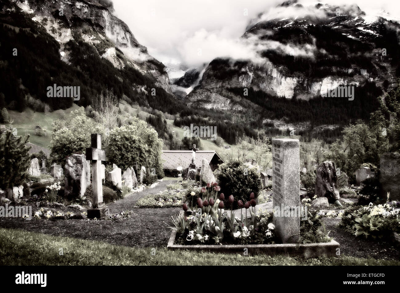 Un piccolo cimitero dietro una chiesa a Grindelwald, Svizzera Foto Stock
