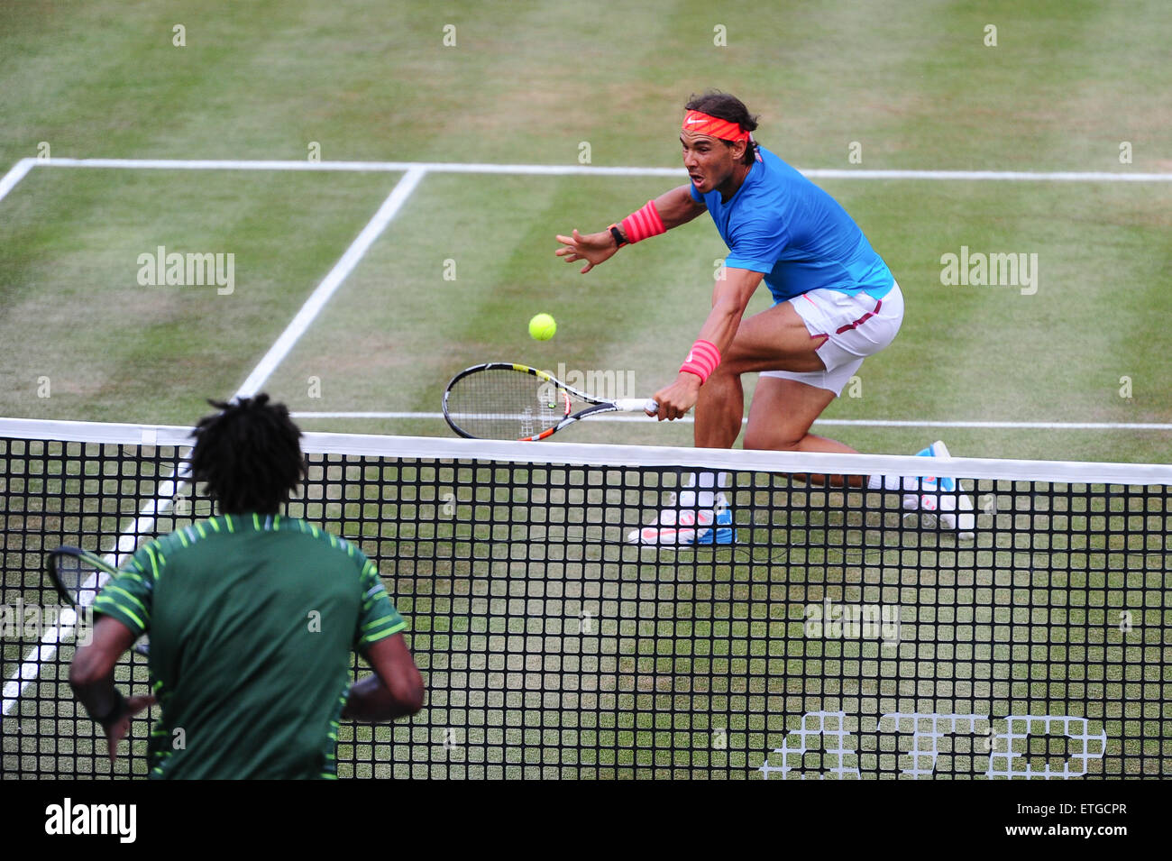 Stuttgart, Germania. 13 Giugno, 2015. Rafael Nadal volleys al netto durante una partita contro Gael Monfils in Mercedes Cup semifinali a Stoccarda. Foto: Miroslav Dakov/ Alamy Live News Foto Stock