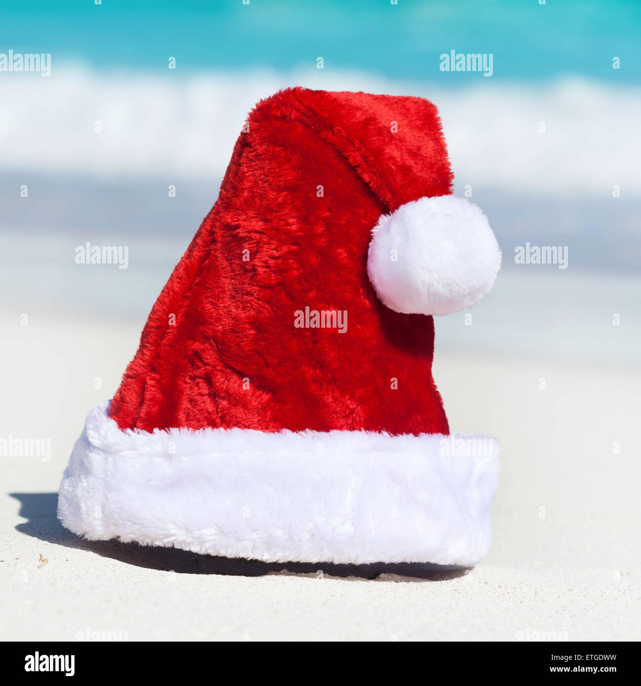 Santa Hat sulla spiaggia di sabbia bianca sul Mar dei Caraibi sfondo, Anno Nuovo Concetto di vacanza Foto Stock