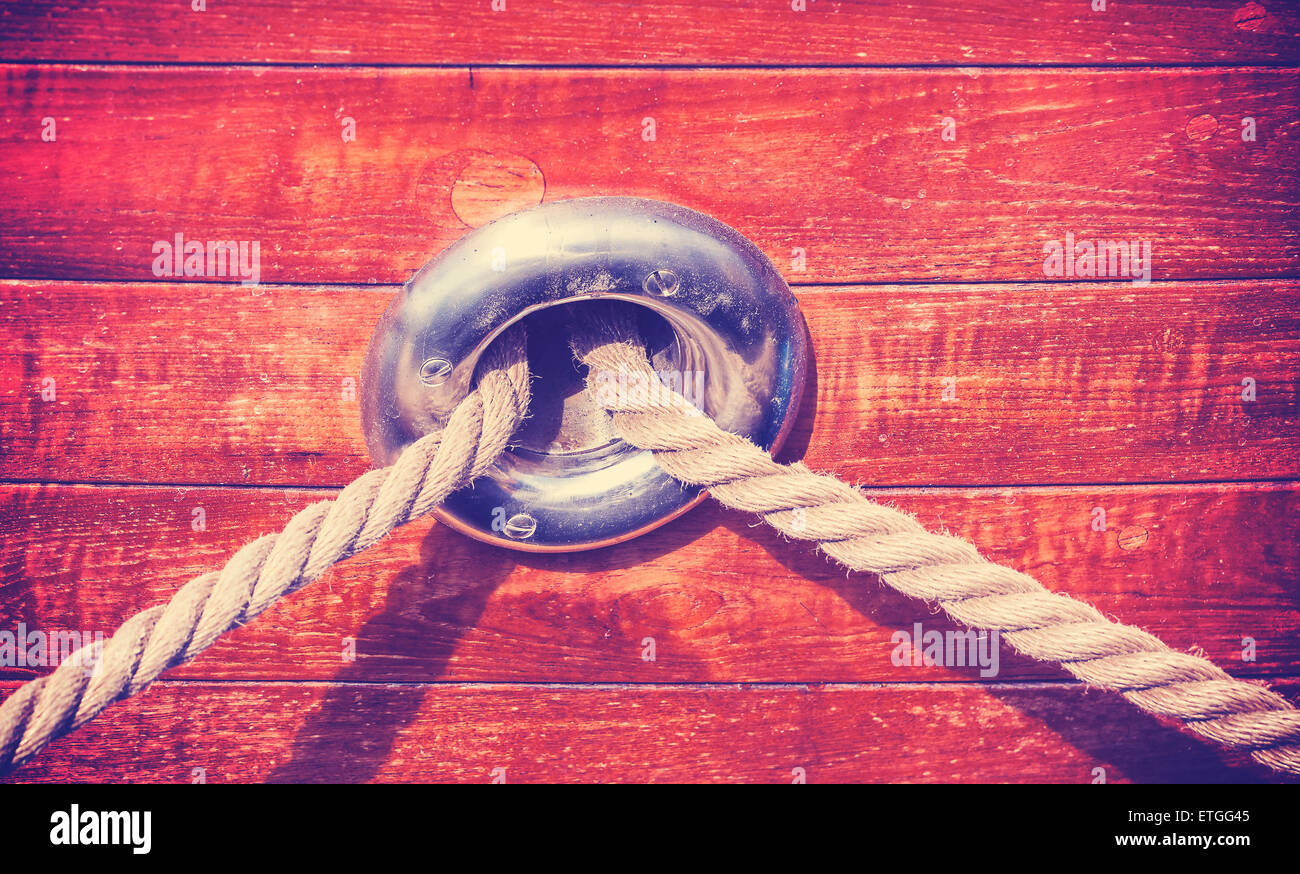 Vintage in legno dai toni yacht sfondo con corda e Foto Stock