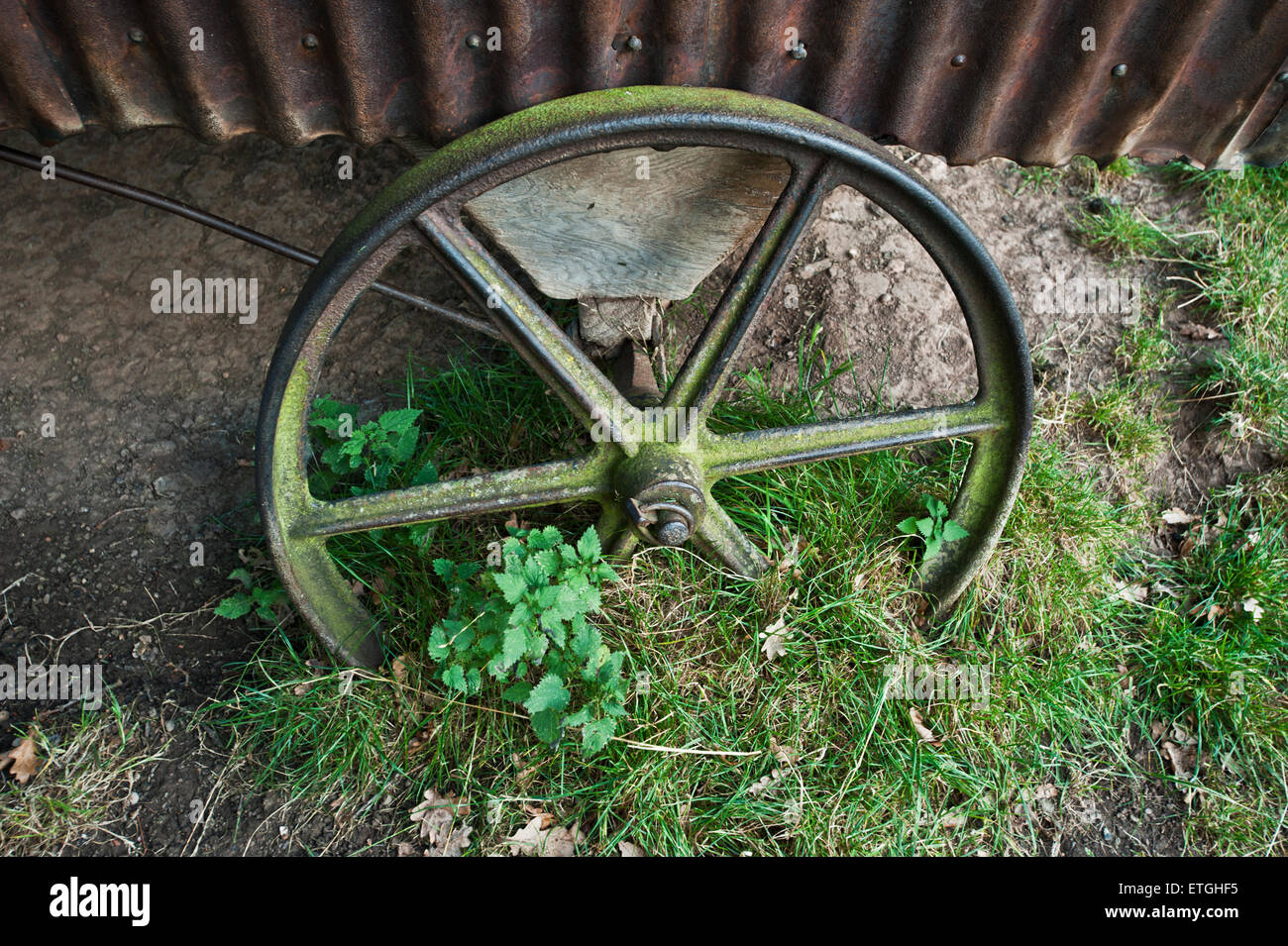 Vecchio e rustico metallo appoggiate su di una capanna di pastori Inghilterra Europa Foto Stock