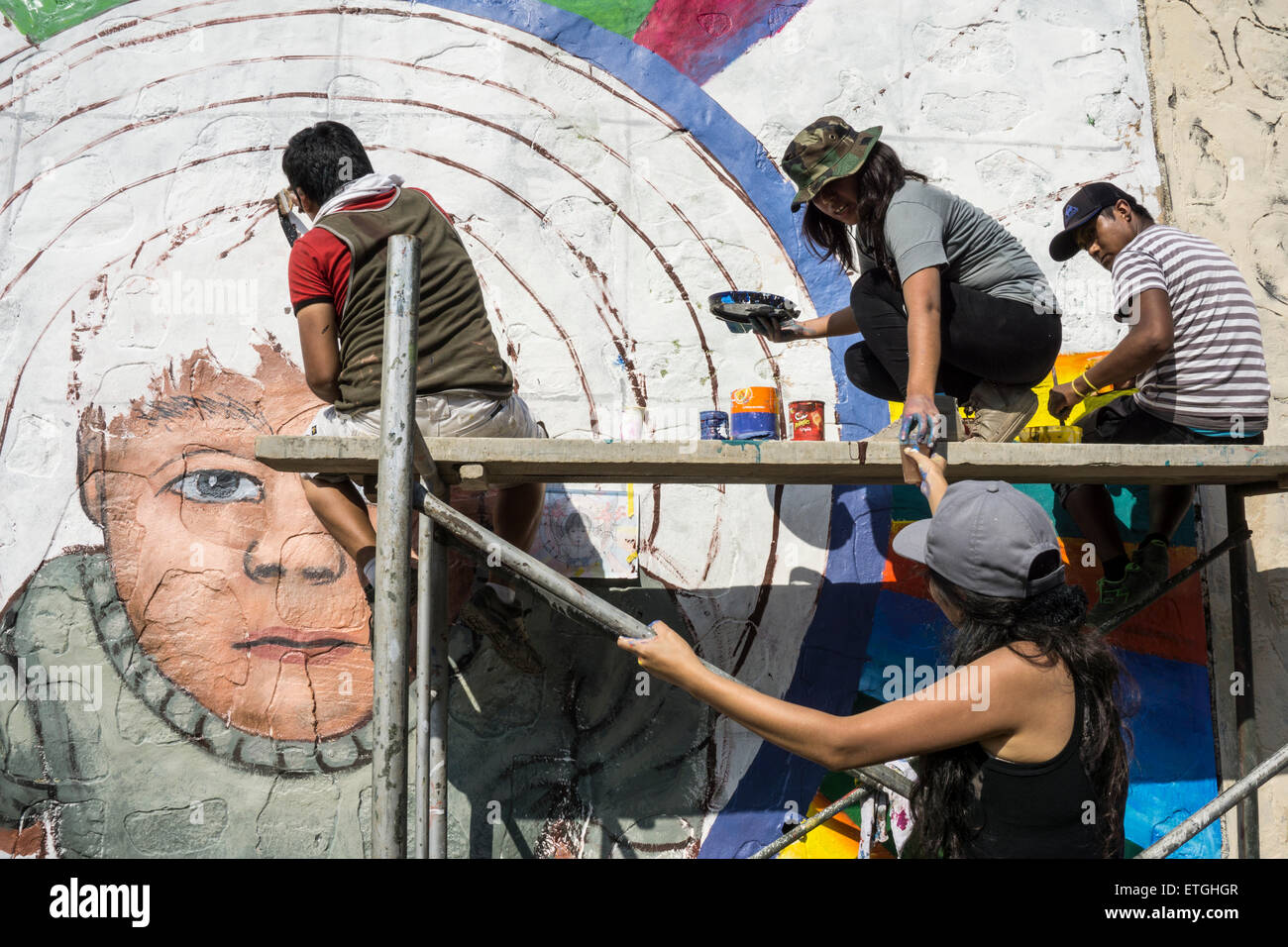 La pittura di murales nel quartiere di coma. Lima. Il Perù. Foto Stock