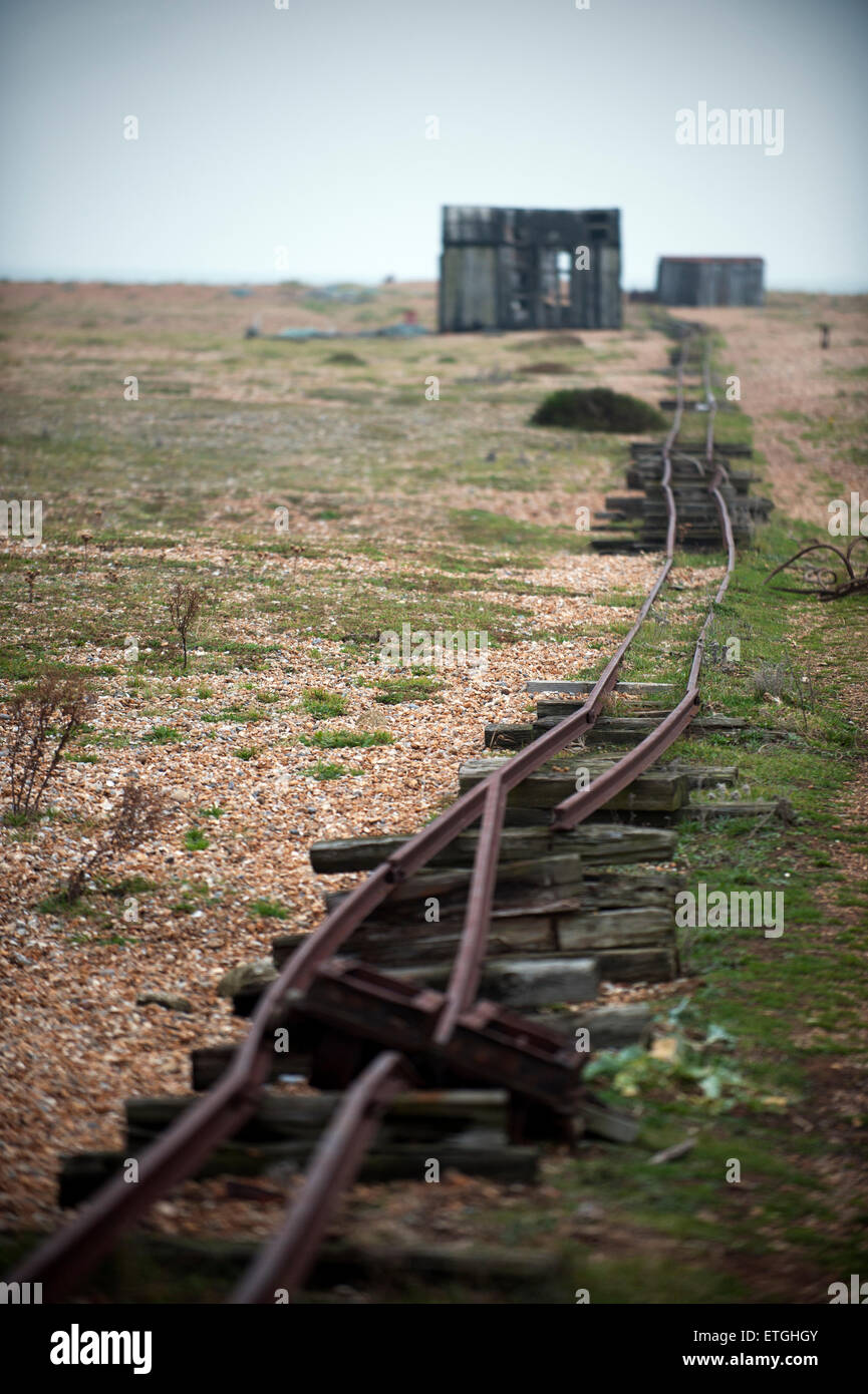 Vecchia linea ferroviaria di legno e capanne di pescatori alla spiaggia di ciottoli di Dungeness Kent England Regno Unito Europa Foto Stock