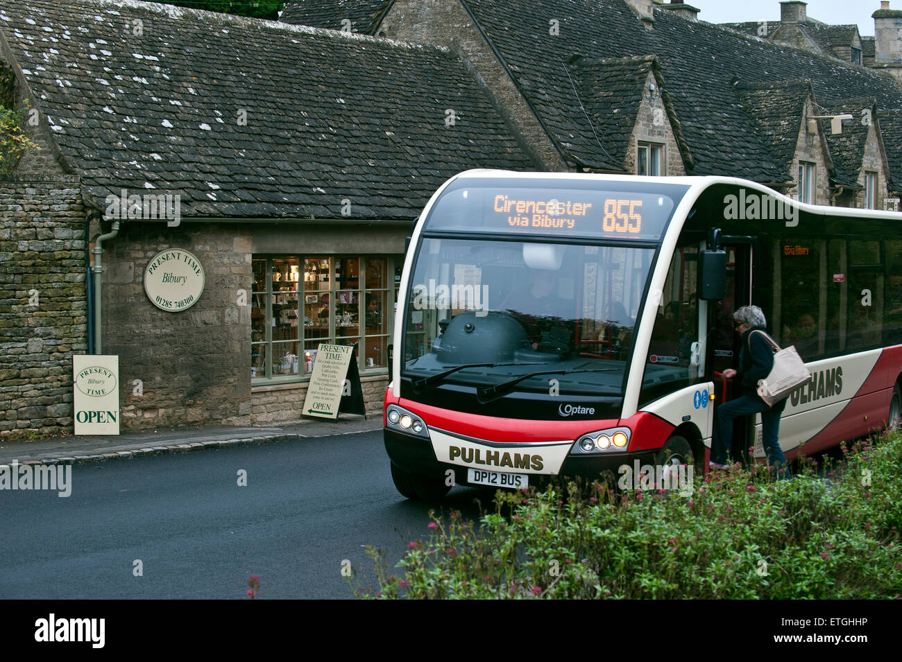 A breve distanza di trasporto pubblico bus con un passeggero entrando in Bibury Cotswolds Gloucestershire England Regno Unito Europa Foto Stock