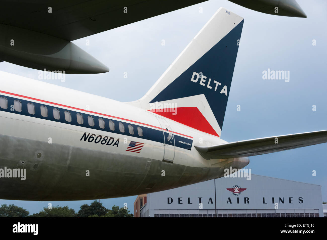 La sezione di coda di un Delta Airlines Boeing 757 jet del passeggero al volo Delta Museum di Atlanta, Georgia, Stati Uniti d'America. Foto Stock
