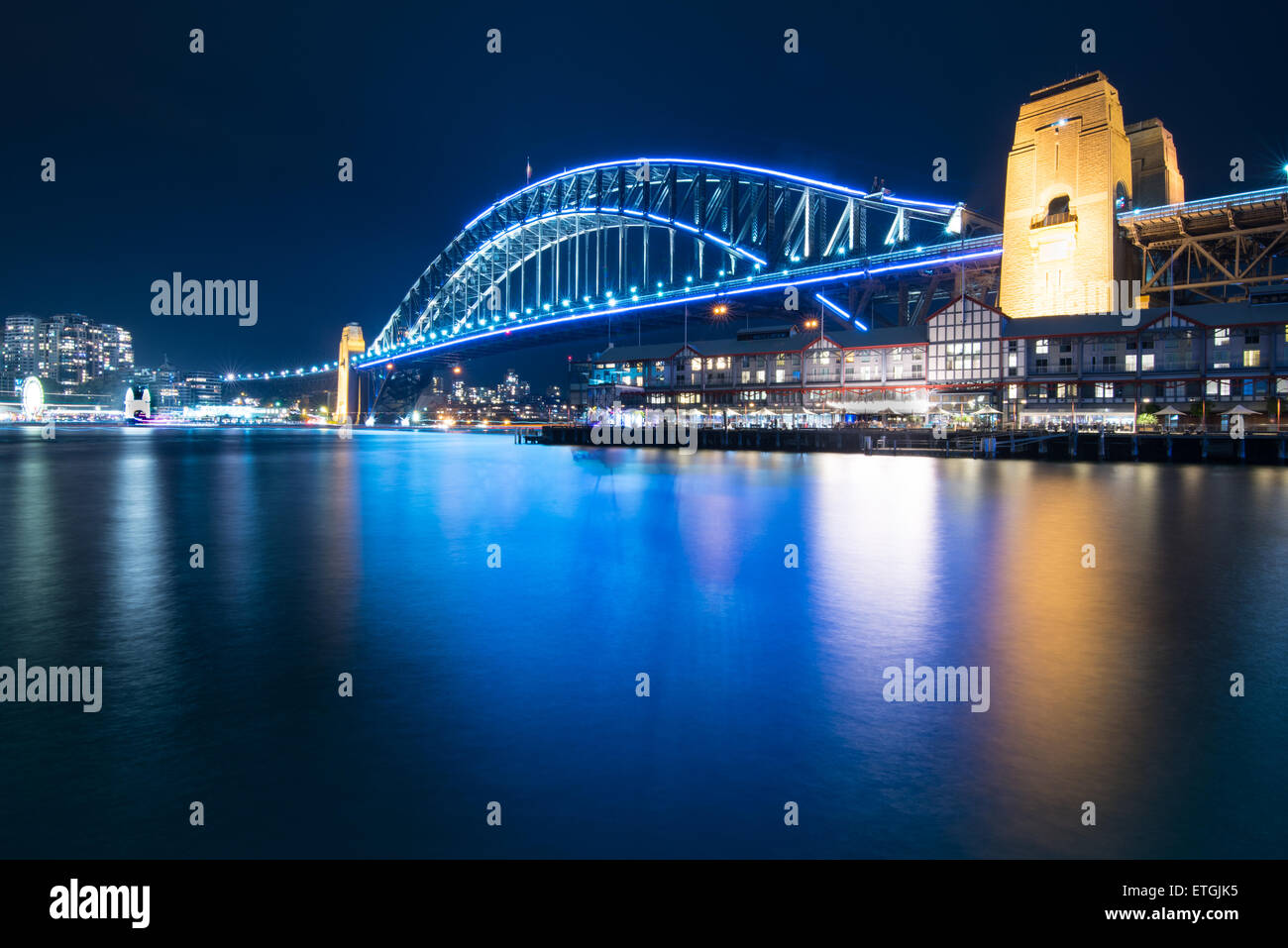 Il Ponte del Porto di Sydney durante il Vivid Sydney 2015, preso dalla baia di Walsh Foto Stock