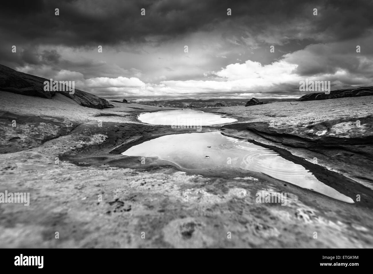 Bianco e nero cielo tempestoso pozzanghere di acqua dopo la pioggia paesaggio Utah Escalante National Park Foto Stock