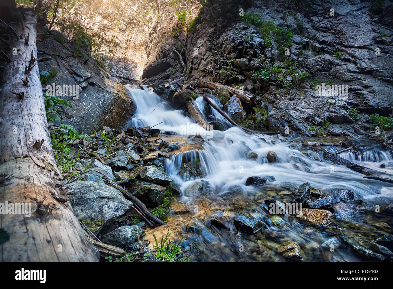 Cascata nella gola di montagna vicino a Almaty in Kazakistan e in Asia centrale Foto Stock