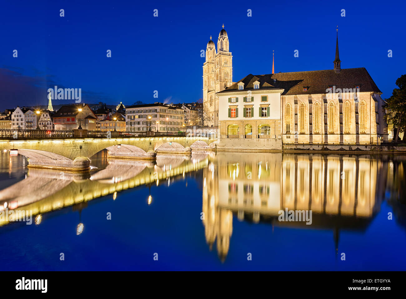 Grossmünster di Zurigo, Svizzera di notte Foto Stock