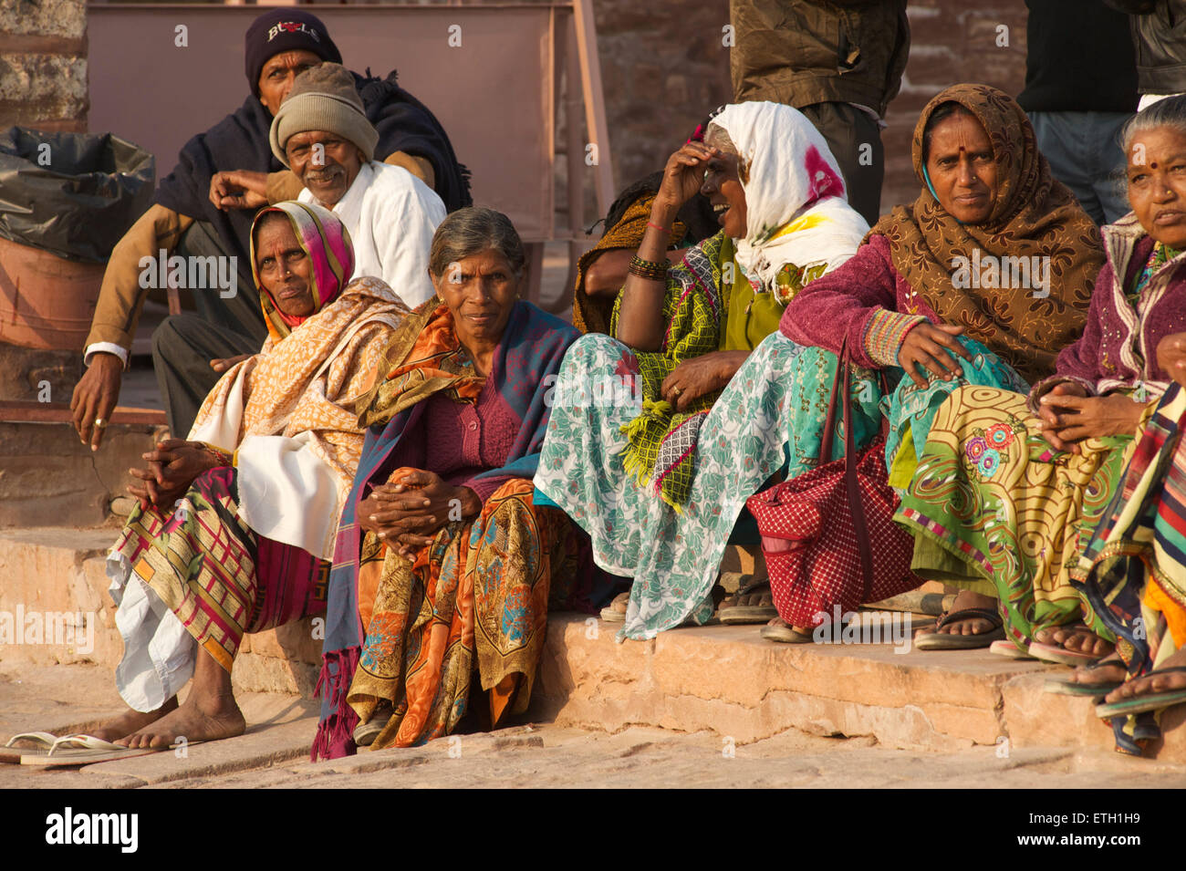 Indiano turisti domestici fuori Forte Mehrangarh, Jodhpur, Rajasthan, India Foto Stock