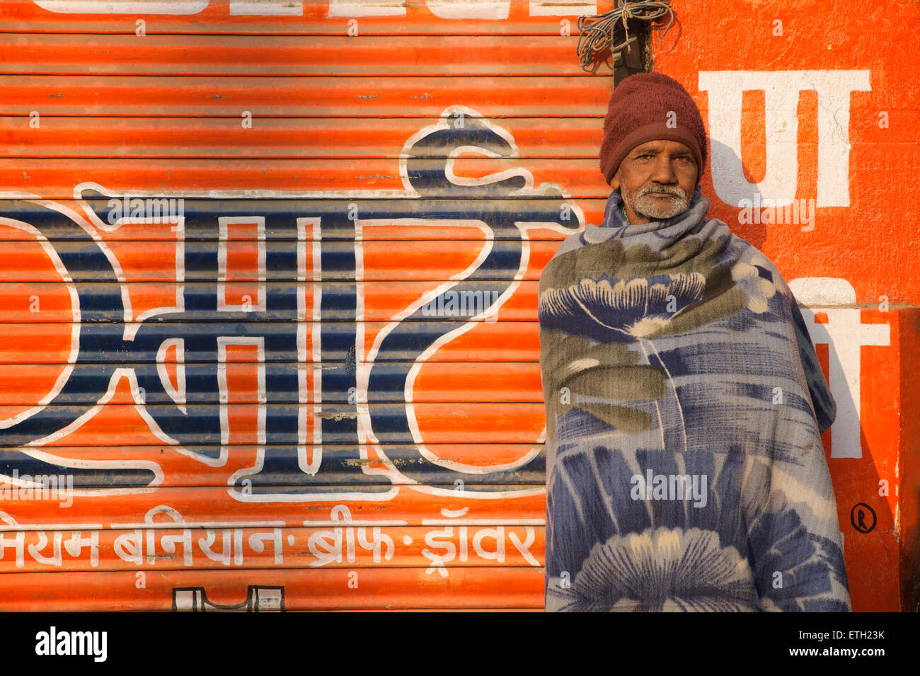 Uomo indiano in wrap contro orange persiane colorate, Jodhpur, Rajasthan, India Foto Stock