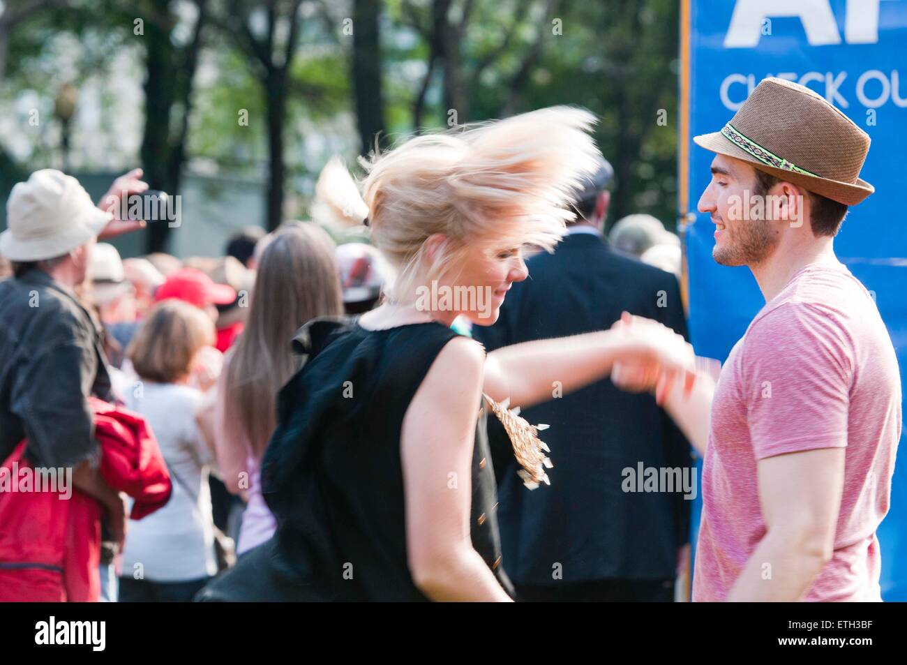 Chicago, Stati Uniti d'America. Xiii Giugno, 2015. I fan di Blues gode di musica durante la quota annua di Chicago Blues Festival, uno dei più grandi outdoor blu festival musicali tra il mondo, a Chicago, negli Stati Uniti, 13 giugno 2015. L'annuale festa della musica per i fan di blues corre da sabato a domenica. © Egli Xianfeng/Xinhua/Alamy Live News Foto Stock