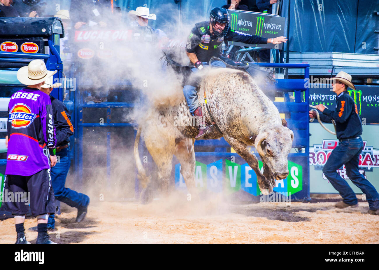 Il cowboy che partecipano a un toro di equitazione la concorrenza a Las Cowboy Standing in Las Vegas Foto Stock