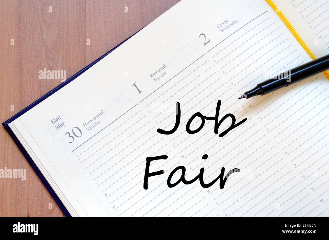 Bianco Giallo notepad su office tavolo in legno Job Fair concept Foto Stock