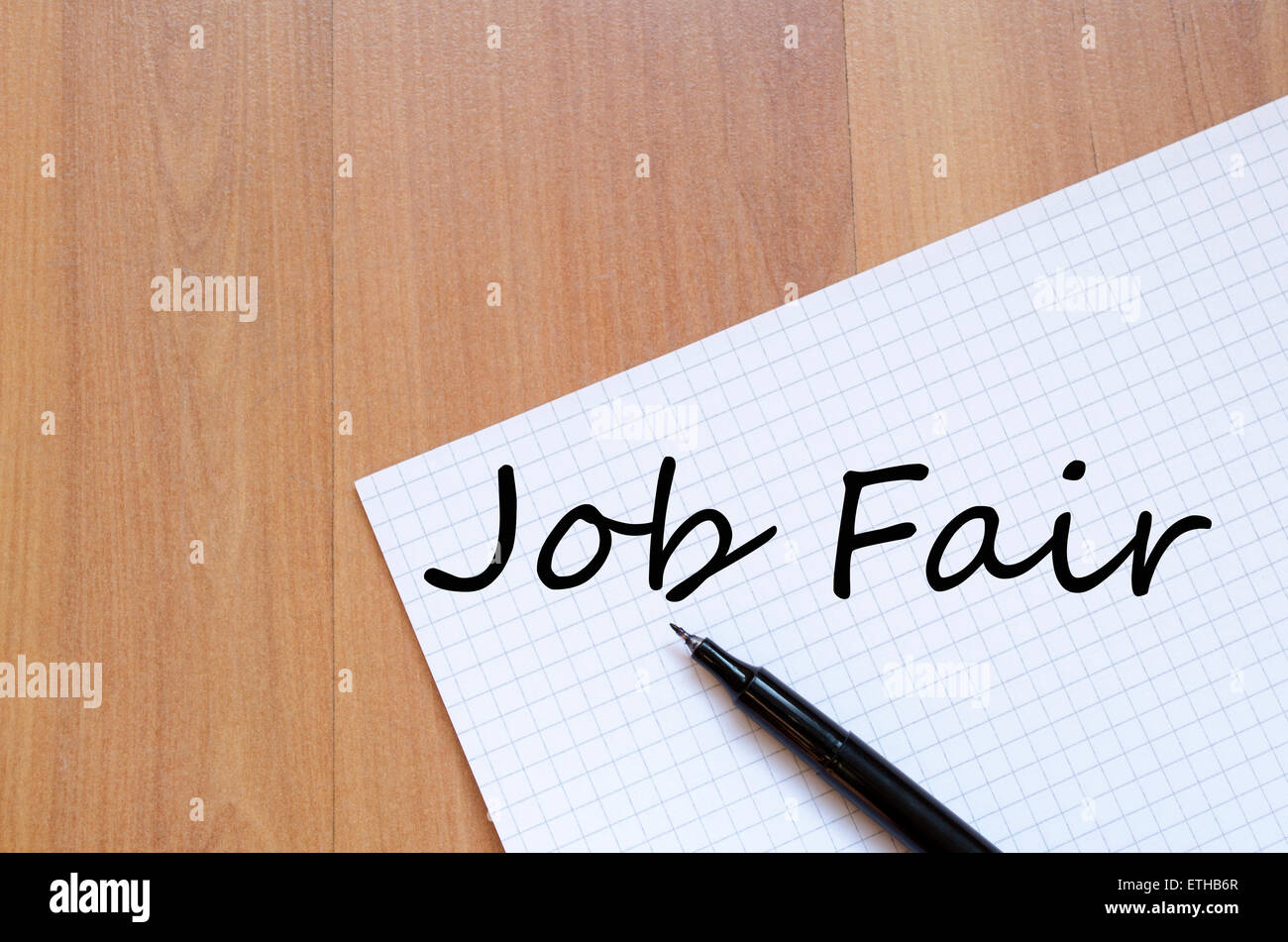 Vuoto bianco notepad su office tavolo in legno job fair concept Foto Stock