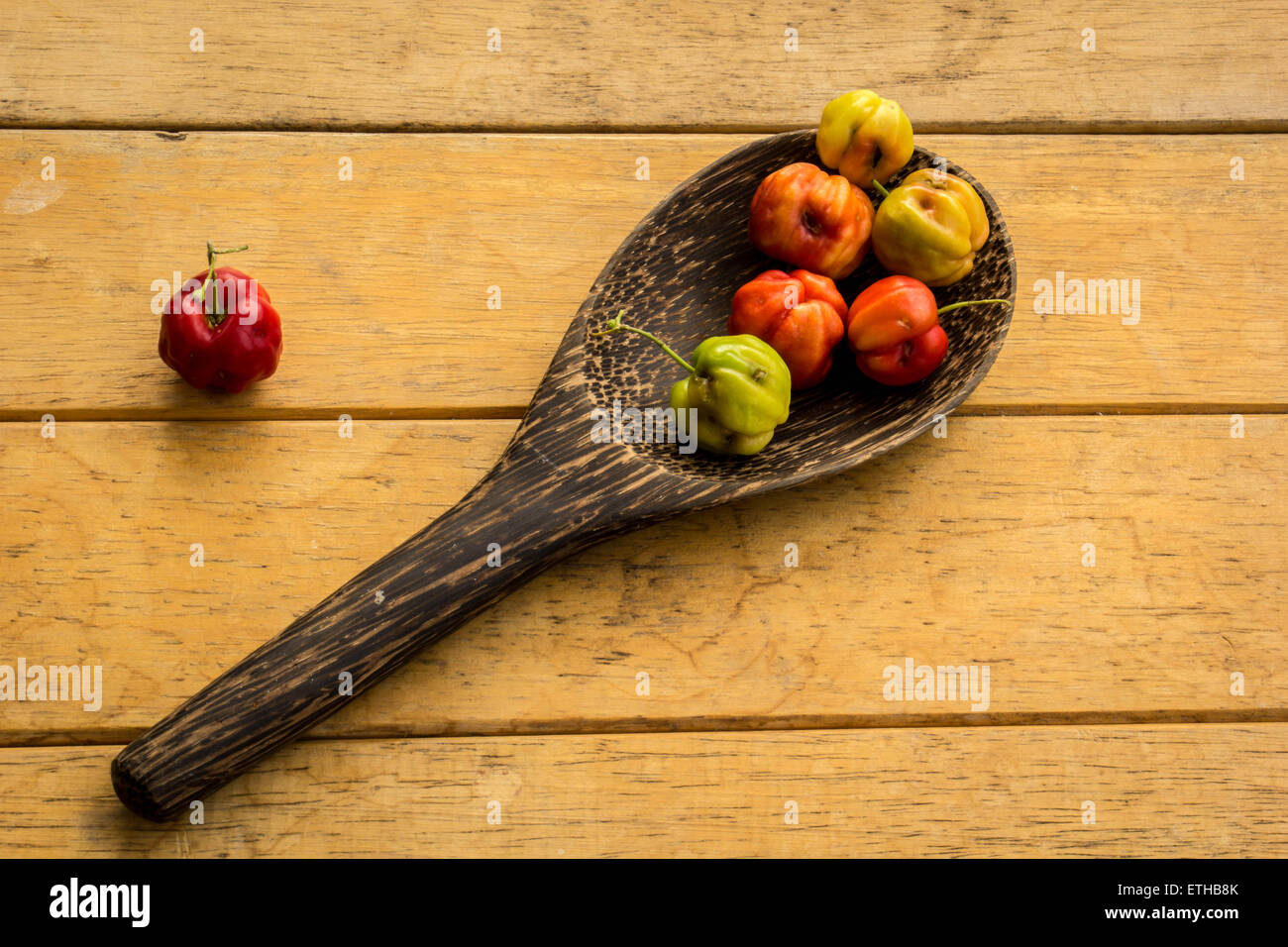 Legno di ciliegio cucchiaio da tavola di frutta fresca, frutta. Foto Stock