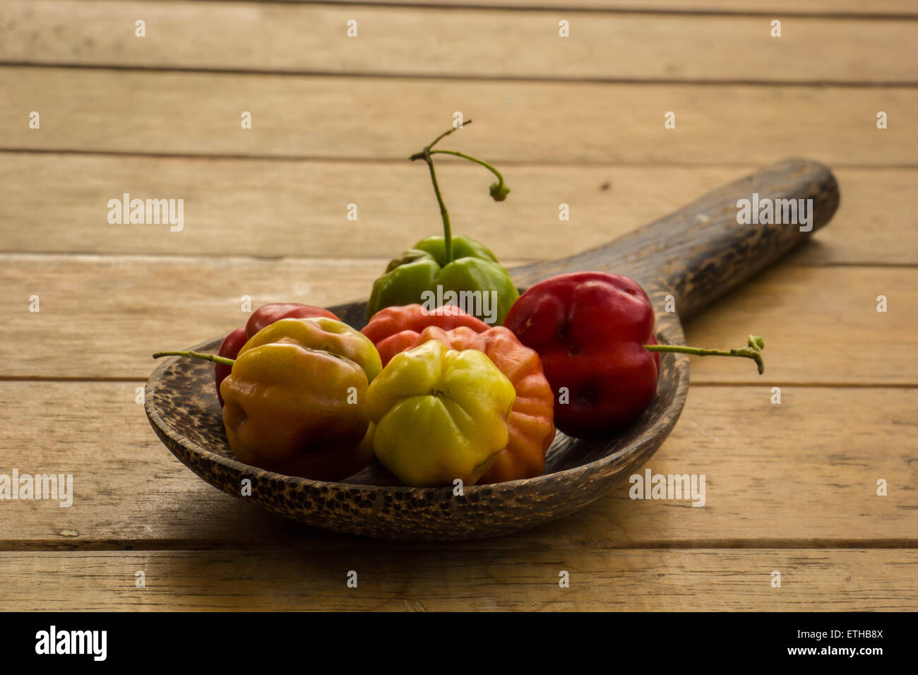Legno di ciliegio cucchiaio da tavola di frutta fresca, frutta. Foto Stock