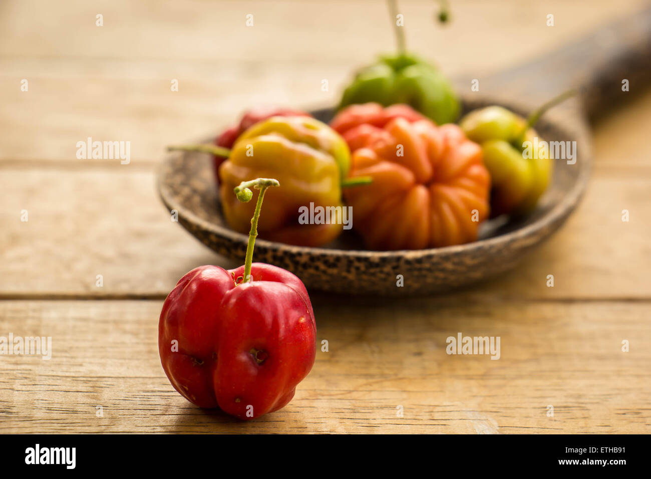 Legno di ciliegio cucchiaio da tavola di frutta fresca, frutta. Foto Stock