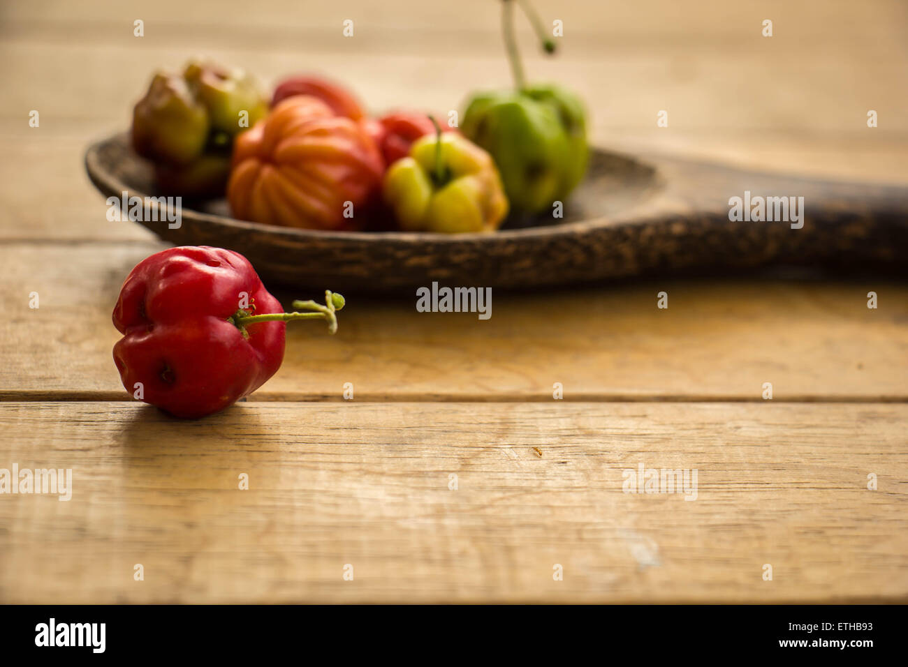 Legno di ciliegio cucchiaio da tavola di frutta fresca, frutta. Foto Stock