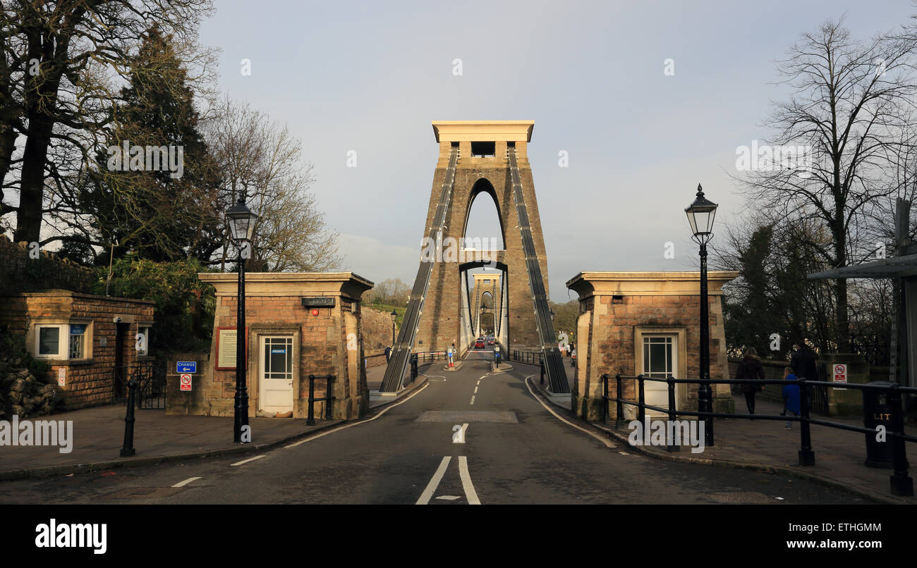 Guardando lungo la strada che corre attraverso il ponte sospeso di Clifton, Bristol, Inghilterra, Regno Unito. Progettato da Isambard Kingdom Brunel Foto Stock