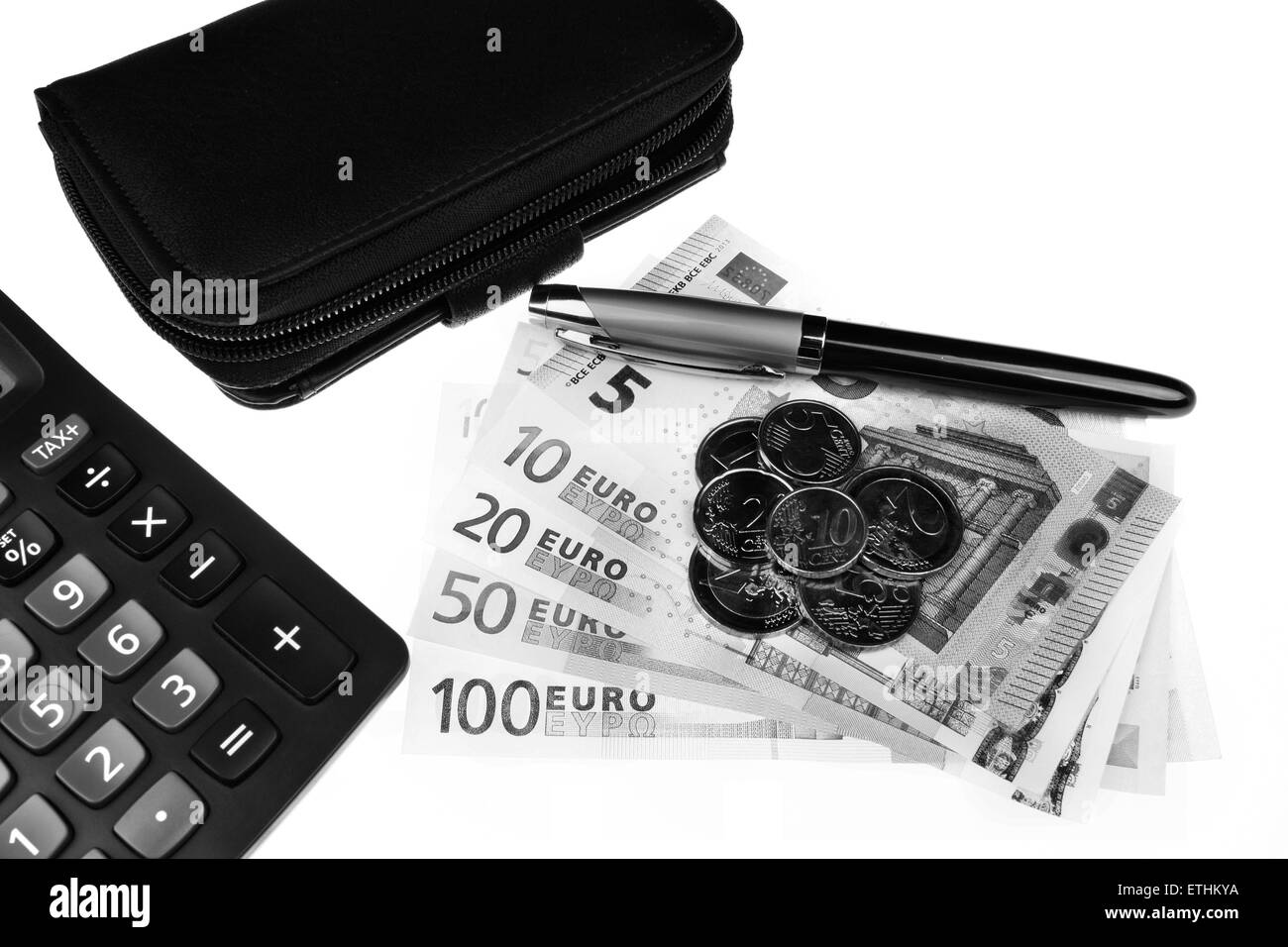 Euro denaro, portafogli, calcolatrice, penna e portafoglio. Immagine in bianco e nero Foto Stock